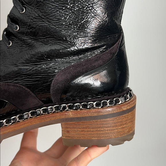 Chanel black patent leather chain link trim accent ankle boots combat booties 40 - Picture 11 of 16